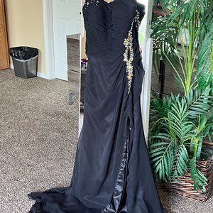 Black Elegant One shoulder gown with satin liner underneath. Size 10